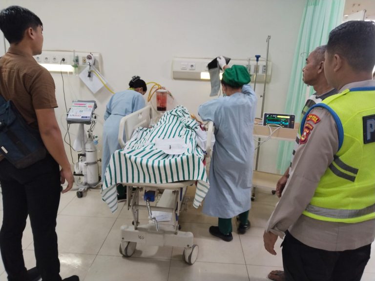 Polsek Belitang I Gerak Cepat Tangani Kecelakaan di Sidomulyo, Satu Warga Luka Berat Dilarikan ke RS Charitas