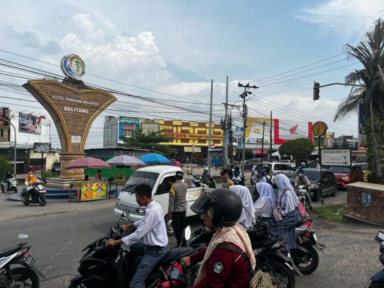 Polsek Belitang I Siaga Pagi: Personel Kawal Kelancaran Arus di Simpang Tugu KTM