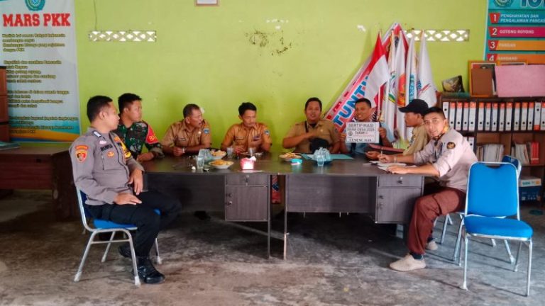 Bripka Rudi ‘Nongkrong’ Bareng Perangkat Desa Gunung Mas: Eratkan Sinergi, Pagar Desa Anti Hoaks dan 3C Diperkuat!