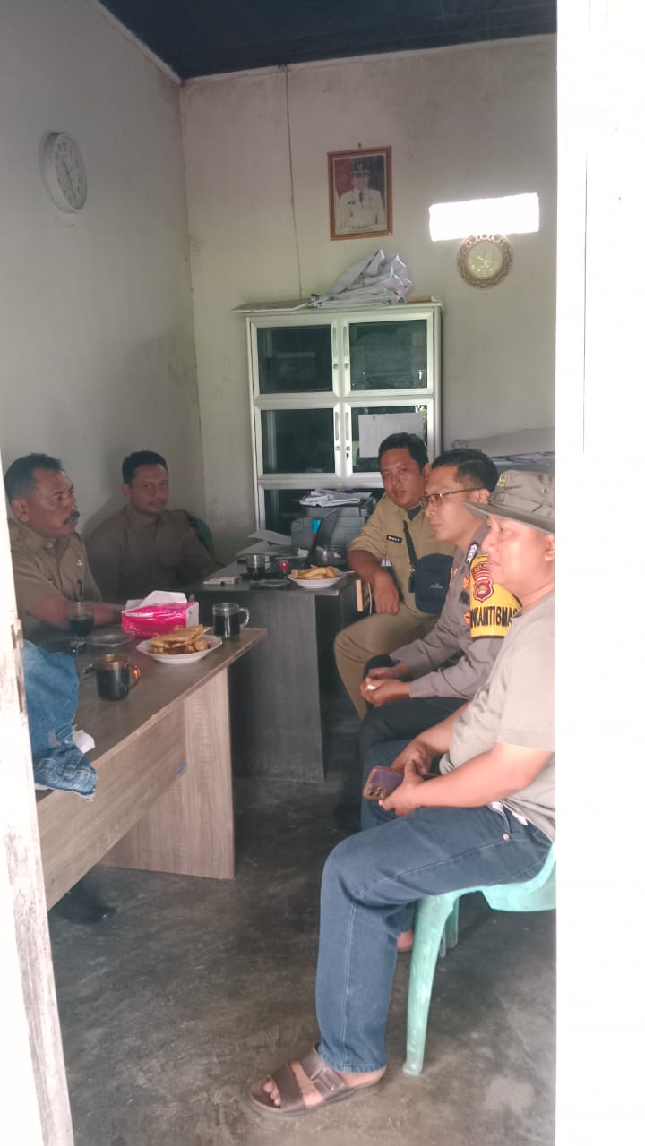 Bripka Rudi ‘Ngobrol Santai’ di Tawang Rejo: Jembatan Hati Polri-Warga Dibangun, Jaga Keamanan Anti Curiga