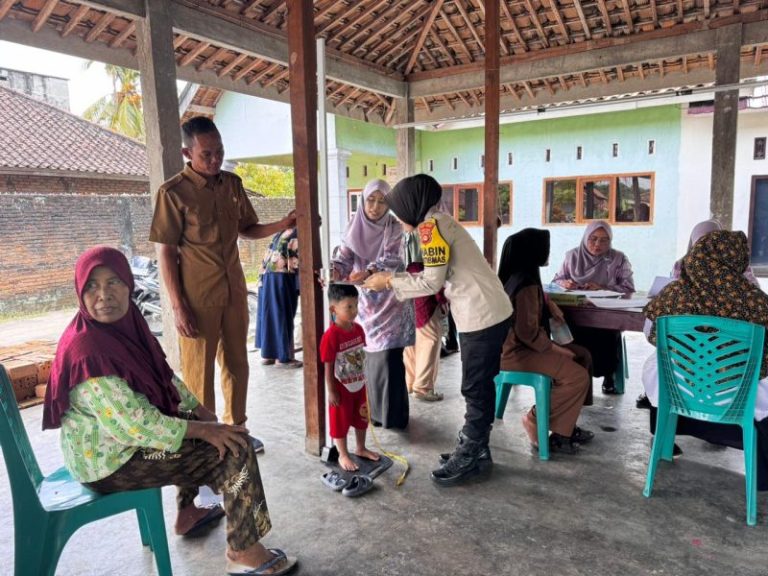 Bukan Sekadar Jaga Kamtibmas: Sentuhan Humanis Polwan Bhabin Brigadir Tri di Posyandu Karang Kemiri, Lahirkan Generasi Sehat OKU Timur