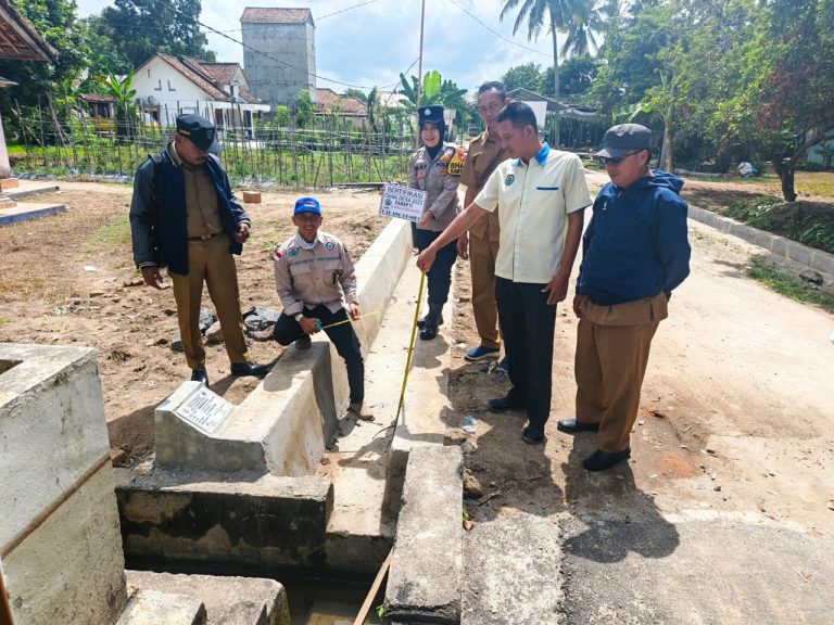 Anggaran Dana Desa Karang Kemiri Disertifikasi, Bhabinkamtibmas Dampingi Pembangunan Drainase Krusial